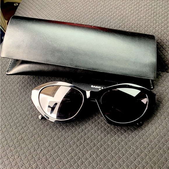 Chic Black Sunglasses - Picture 4 of 11